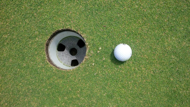 Bild von Golfball und Loch